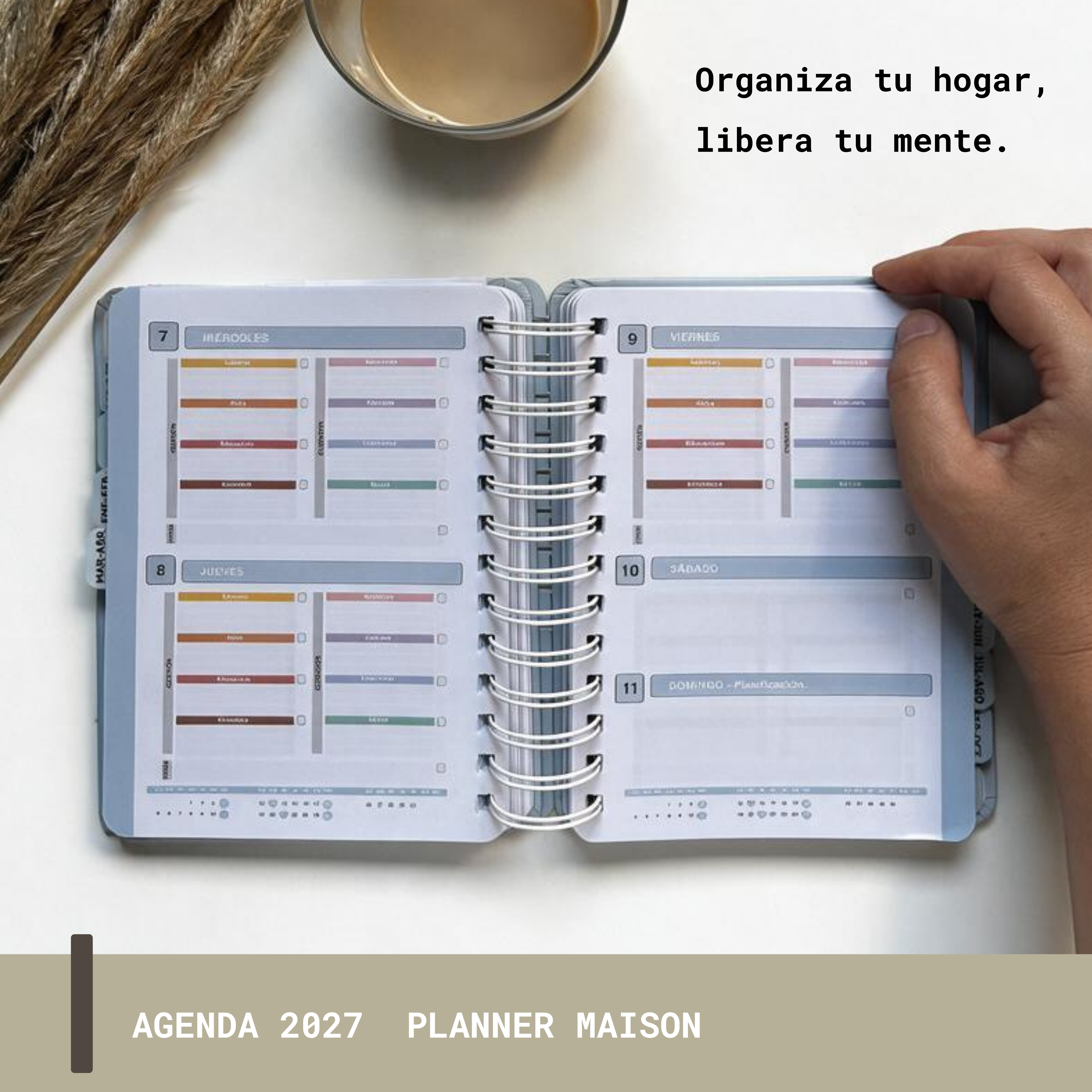 Agenda Planner Maison 2027 en uso cotidiano con café y bufanda